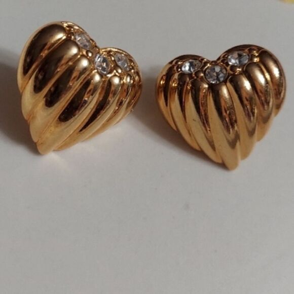 Joan River's Vintage Textured Gold Tone Ribbed
Pave' Heart Earrings - Picture 1 of 6